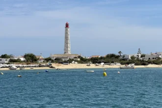 Le phare de l'Ilha do Farol face à Faro, dressé au-dessus d'une longue plage de sable de la Ria Formosa