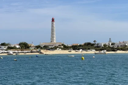 Le phare de l'Ilha do Farol face à Faro, dressé au-dessus d'une longue plage de sable de la Ria Formosa