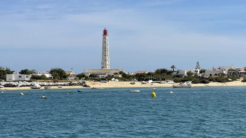 Le phare de l'Ilha do Farol face à Faro, dressé au-dessus d'une longue plage de sable de la Ria Formosa