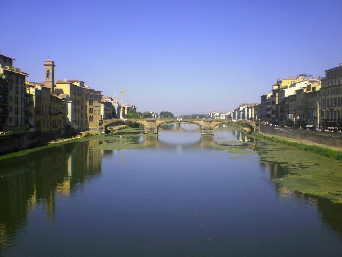 L'Arno traversant Florence, ses ponts de pierre et les façades qui s'y reflètent