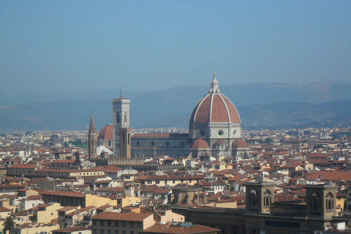 Le panorama de Florence depuis les hauteurs, le Duomo et le campanile au-dessus des toits