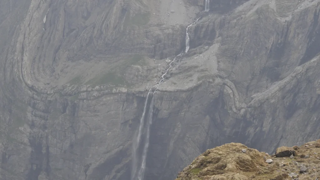 Cirque de Gavarnie : la randonnée jusqu'à la Grande Cascade, itinéraires et conseils 2 La Grande Cascade de Gavarnie tombant le long de la paroi étagée du cirque, dans les Hautes-Pyrénées