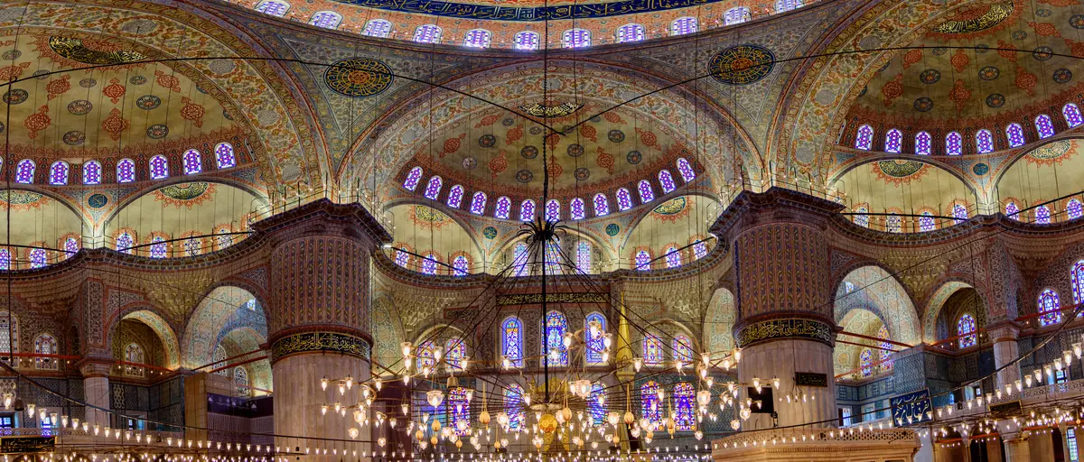 Rooftops d'Istanbul : les 4 qui voient vraiment Sainte-Sophie, et les autres 3 L'intérieur de la Mosquée Bleue à Istanbul, ses coupoles peintes et ses vitraux