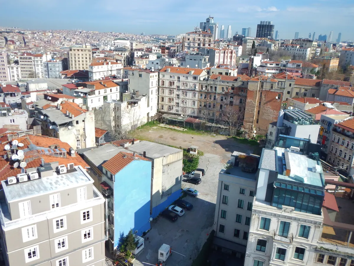 Rooftops d'Istanbul : les 4 qui voient vraiment Sainte-Sophie, et les autres 2 La vue sur les toits d'Istanbul depuis la tour de Galata, jusqu'aux tours de la vieille ville