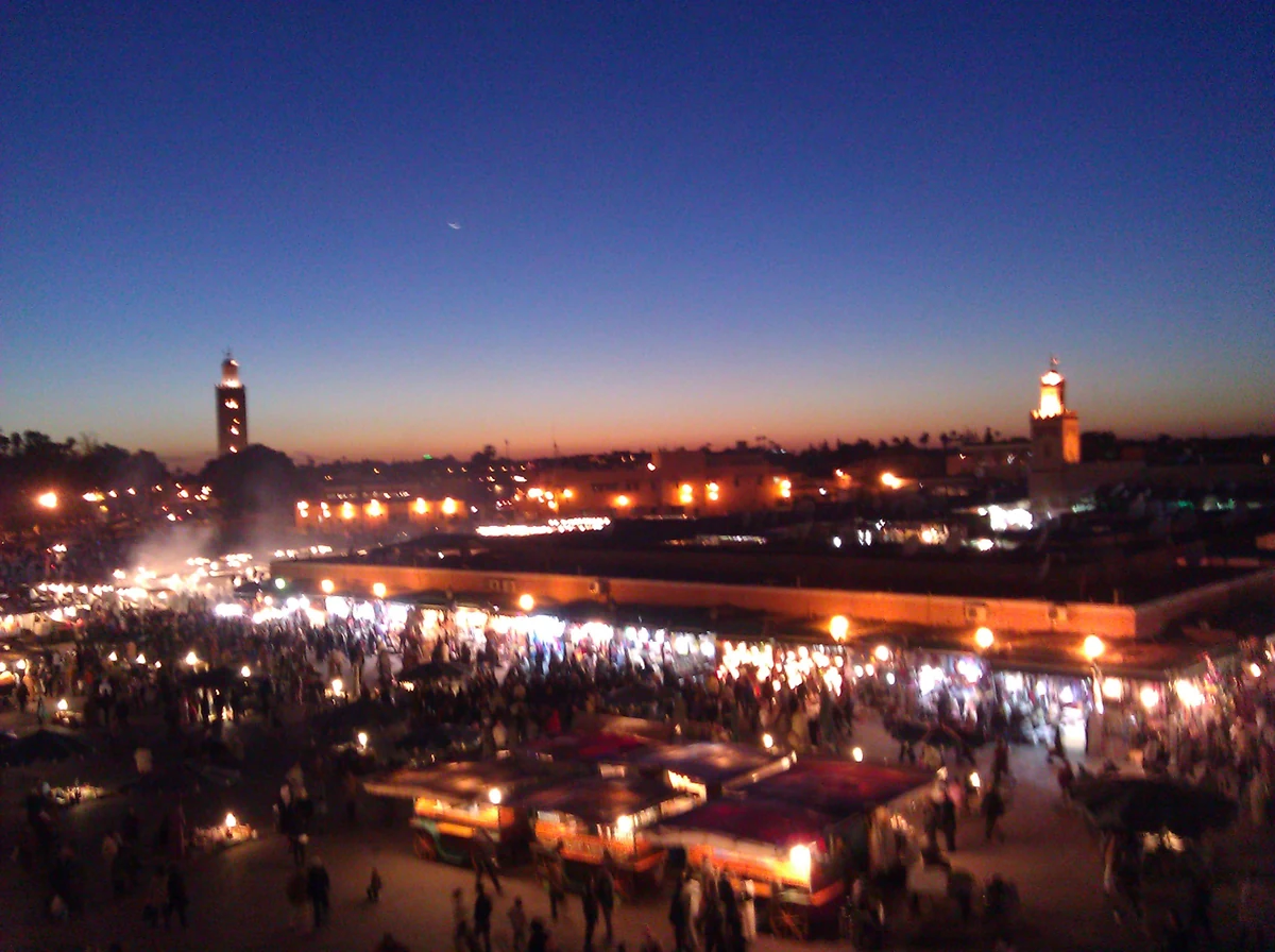 Météo à Marrakech : les températures mois par mois et quand partir 2 Place Jemaa el-Fna à Marrakech à la tombée de la nuit