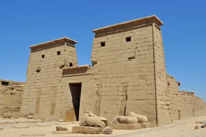 Pylône du temple de Khonsou dans l'enceinte de Karnak, à Louxor