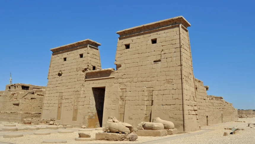 Pylône du temple de Khonsou dans l'enceinte de Karnak, à Louxor
