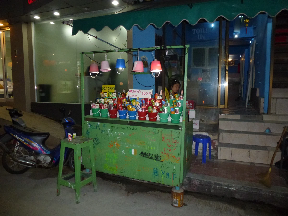 Où faire la fête à Koh Phangan : les 4 soirées, la loi 2026 et le retour de nuit 2 Un stand de boissons de Koh Phangan et ses bouteilles colorées alignées