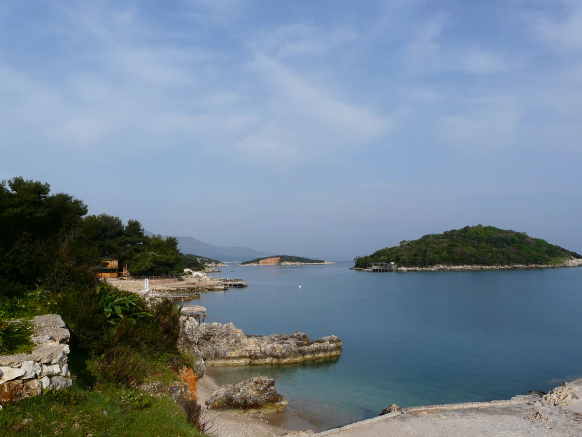 Ksamil et la riviera albanaise : la vérité derrière la carte postale 2 Les îlots de Ksamil posés au large, entre la côte rocheuse albanaise et la mer Ionienne