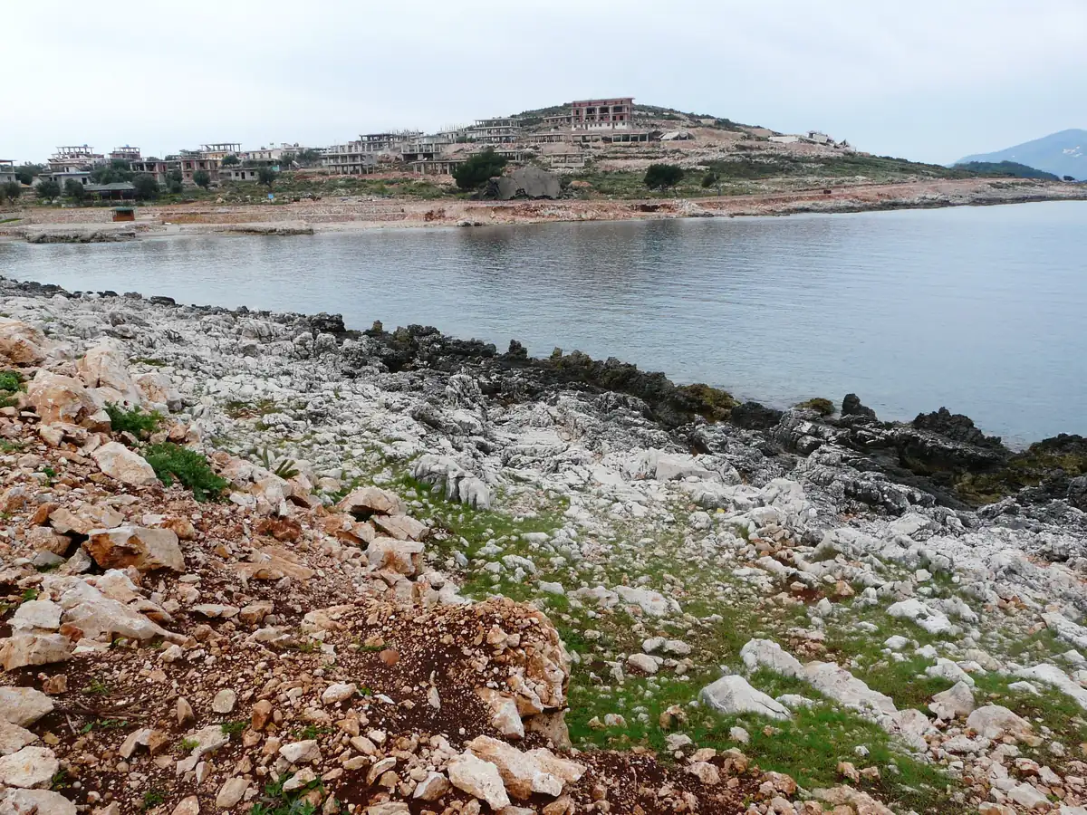 Ksamil et la riviera albanaise : la vérité derrière la carte postale 3 Le littoral rocheux de Ksamil, ses pierres claires descendant vers la mer