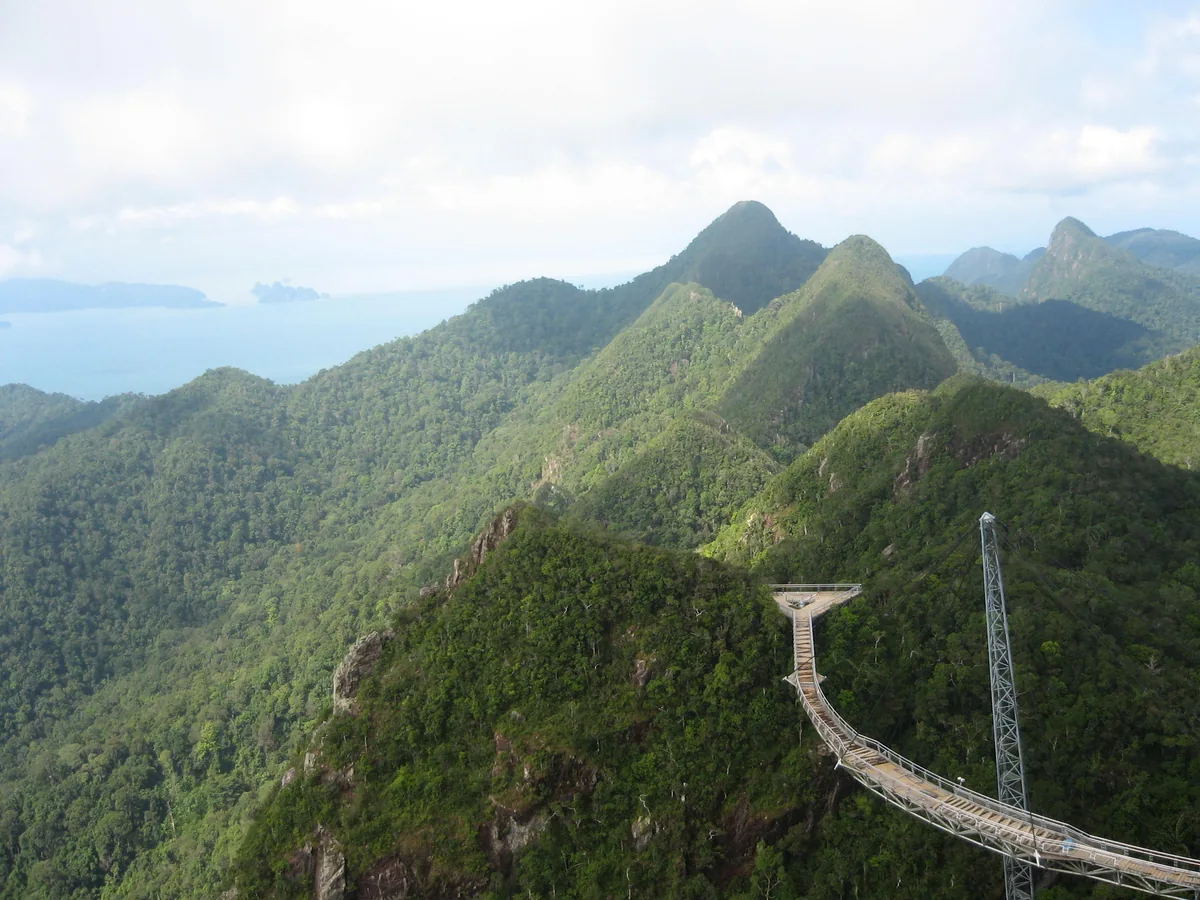 Langkawi, en Malaisie : que faire, plages et quand partir sur l'île géoparc 3 La passerelle suspendue du Sky Bridge de Langkawi, courbée au-dessus de la forêt