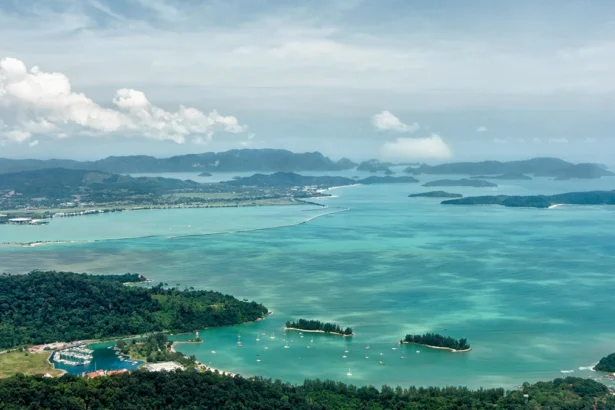 Vue aérienne de la côte de Langkawi en Malaisie, ses îlots boisés posés sur une mer turquoise