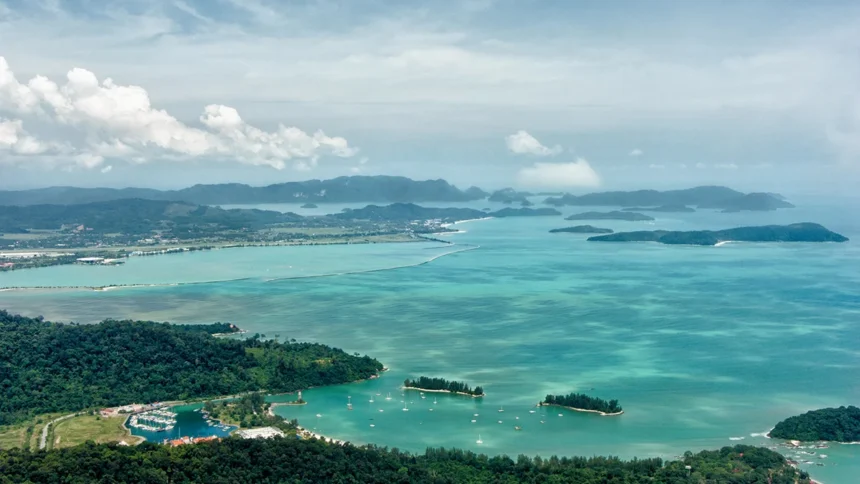 Vue aérienne de la côte de Langkawi en Malaisie, ses îlots boisés posés sur une mer turquoise