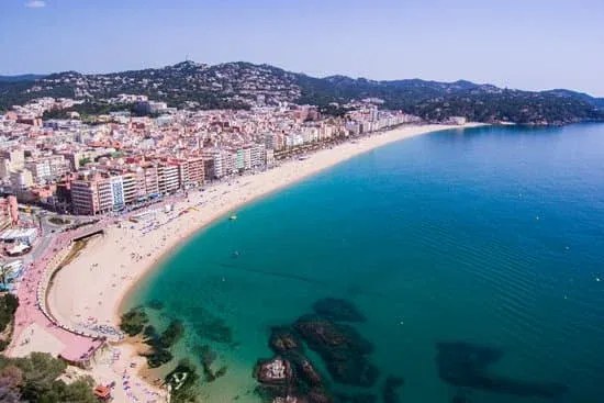 Lloret de Mar : que voir et faire sur la Costa Brava 2 Vue aérienne de la baie de Lloret de Mar, sa plage en croissant et ses eaux turquoise sur la Costa Brava