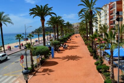 La promenade du front de mer de Lloret de Mar, bordée de palmiers, avec la plage et la Méditerranée en arrière-plan