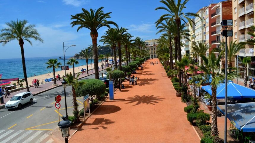 La promenade du front de mer de Lloret de Mar, bordée de palmiers, avec la plage et la Méditerranée en arrière-plan