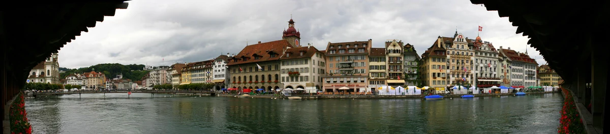 Lucerne, en Suisse : la ville, le lac et le vrai match des trois montagnes 3 Panorama des quais de Lucerne vu depuis l'intérieur du pont de bois