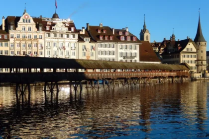 Le pont de la Chapelle et les façades peintes des quais de Lucerne se reflétant dans la Reuss