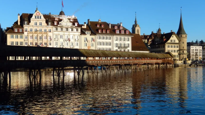Le pont de la Chapelle et les façades peintes des quais de Lucerne se reflétant dans la Reuss