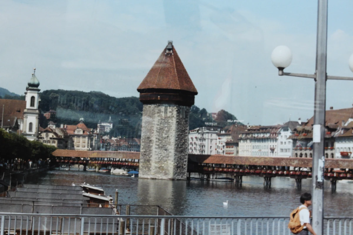 Lucerne, en Suisse : la ville, le lac et le vrai match des trois montagnes 2 La tour de l'Eau en pierre et le pont de bois couvert de la Kapellbrücke à Lucerne