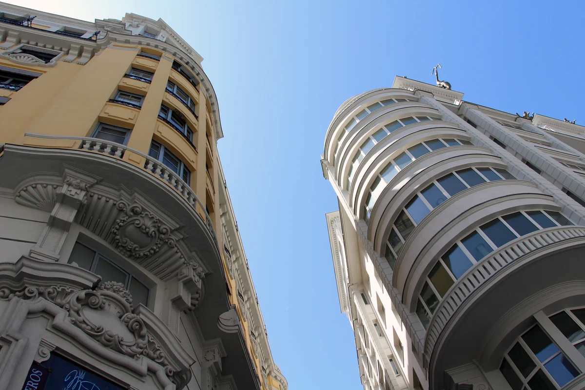 Rooftops de Madrid : les 3 modèles de prix, et comment ne pas payer deux fois 3 La façade courbe de l'Edificio Capitol sur la Gran Vía madrilène