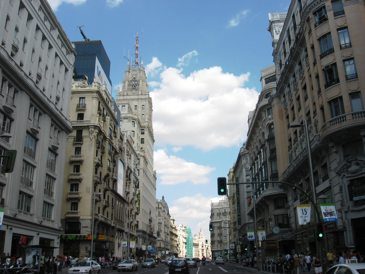 Rooftops de Madrid : les 3 modèles de prix, et comment ne pas payer deux fois 2 La perspective de la Gran Vía à Madrid, ses façades monumentales alignées