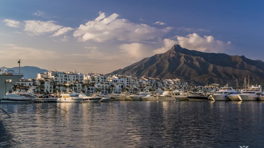 La marina de Puerto Banús à Marbella, ses bateaux alignés devant le massif de la Concha