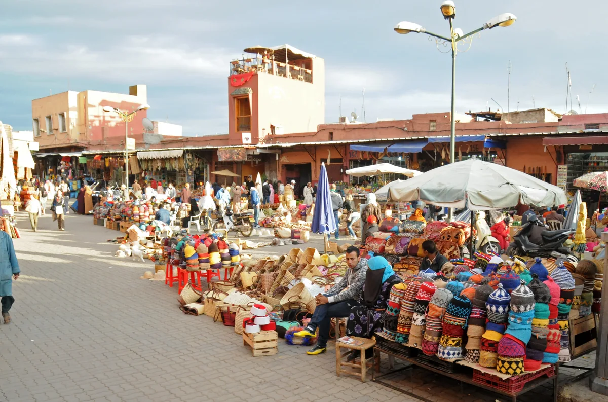 Météo à Marrakech : les températures mois par mois et quand partir 3 Étals de vanneries et de lanternes sur un marché de Marrakech