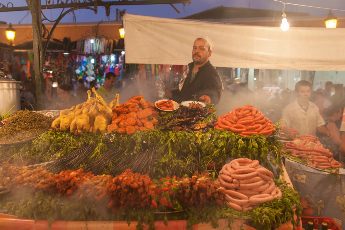 Rooftops de Marrakech : un seul sert de l'alcool avec vue sur Jemaa el-Fna 3 Une échoppe de la place Jemaa el-Fna le soir, son étal de brochettes et de légumes dans la vapeur