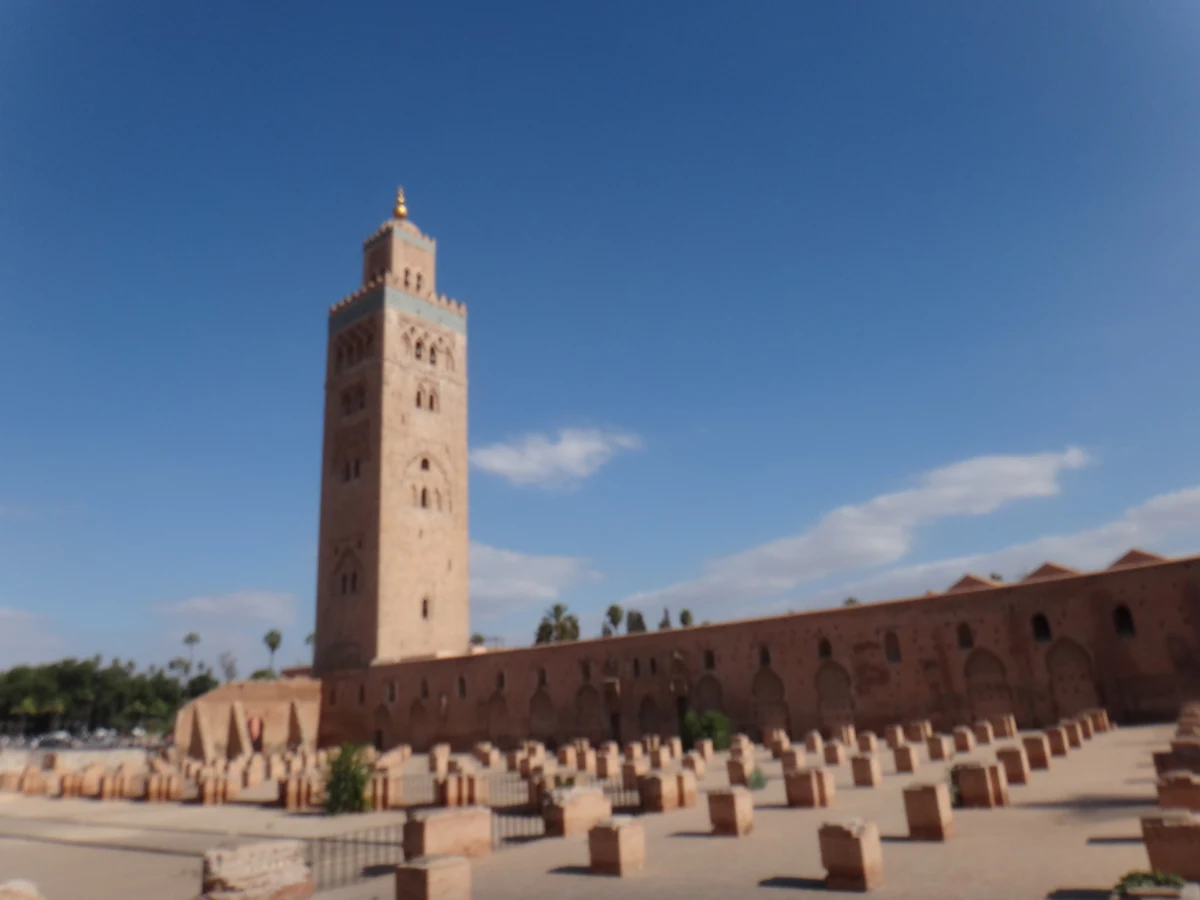 Rooftops de Marrakech : un seul sert de l'alcool avec vue sur Jemaa el-Fna 2 Le minaret de la Koutoubia à Marrakech, dressé au-dessus de son esplanade sous un ciel dégagé