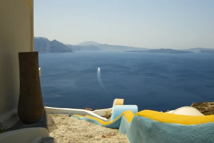 Vue sur la mer Égée et les îles depuis une terrasse blanche et bleue
