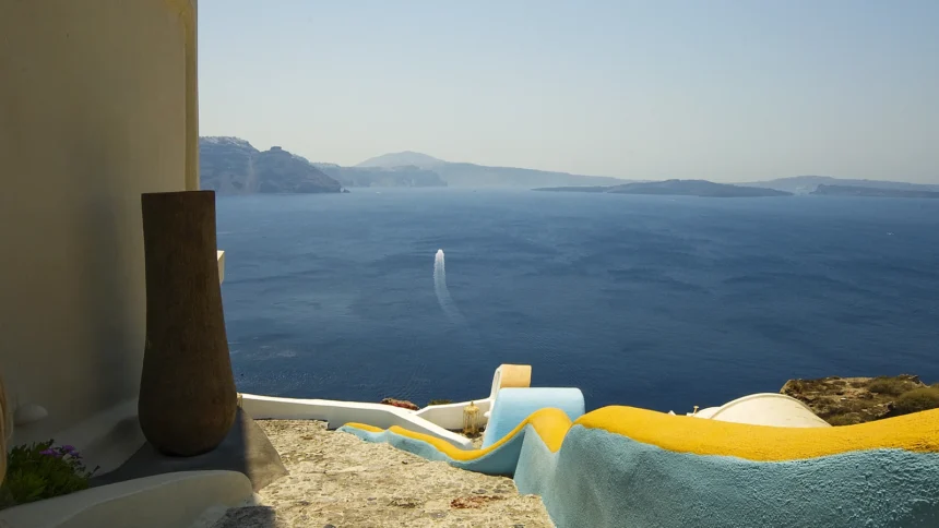 Vue sur la mer Égée et les îles depuis une terrasse blanche et bleue