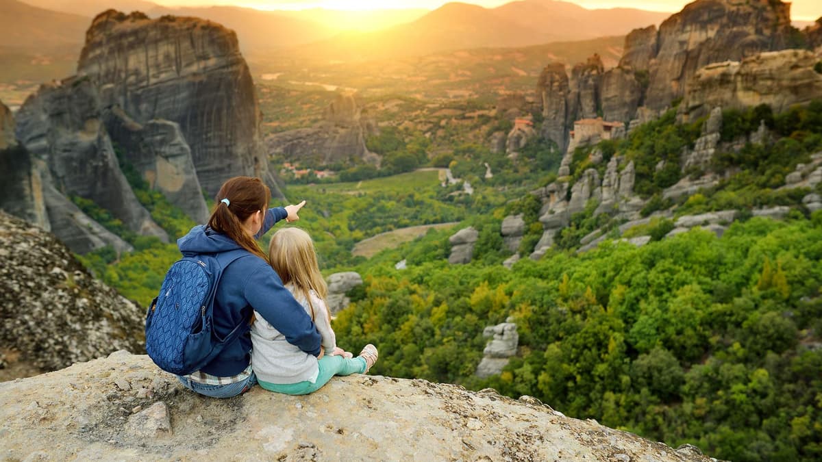 Météores depuis Athènes : les monastères et les grottes cachées des ermites en une journée 2 Panorama sur les piliers rocheux des Météores au coucher du soleil, depuis un belvédère au-dessus de la vallée