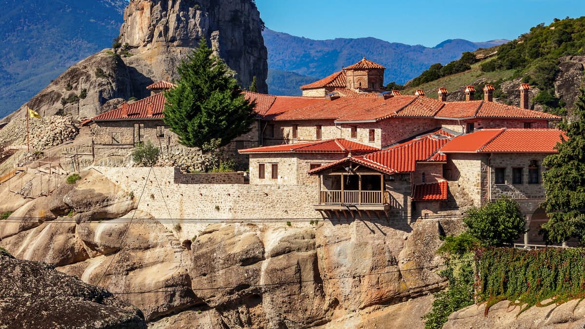 Météores depuis Athènes : les monastères et les grottes cachées des ermites en une journée 5 Ensemble monastique des Météores accroché à son piton, avec le câble de treuil tendu au-dessus du vide