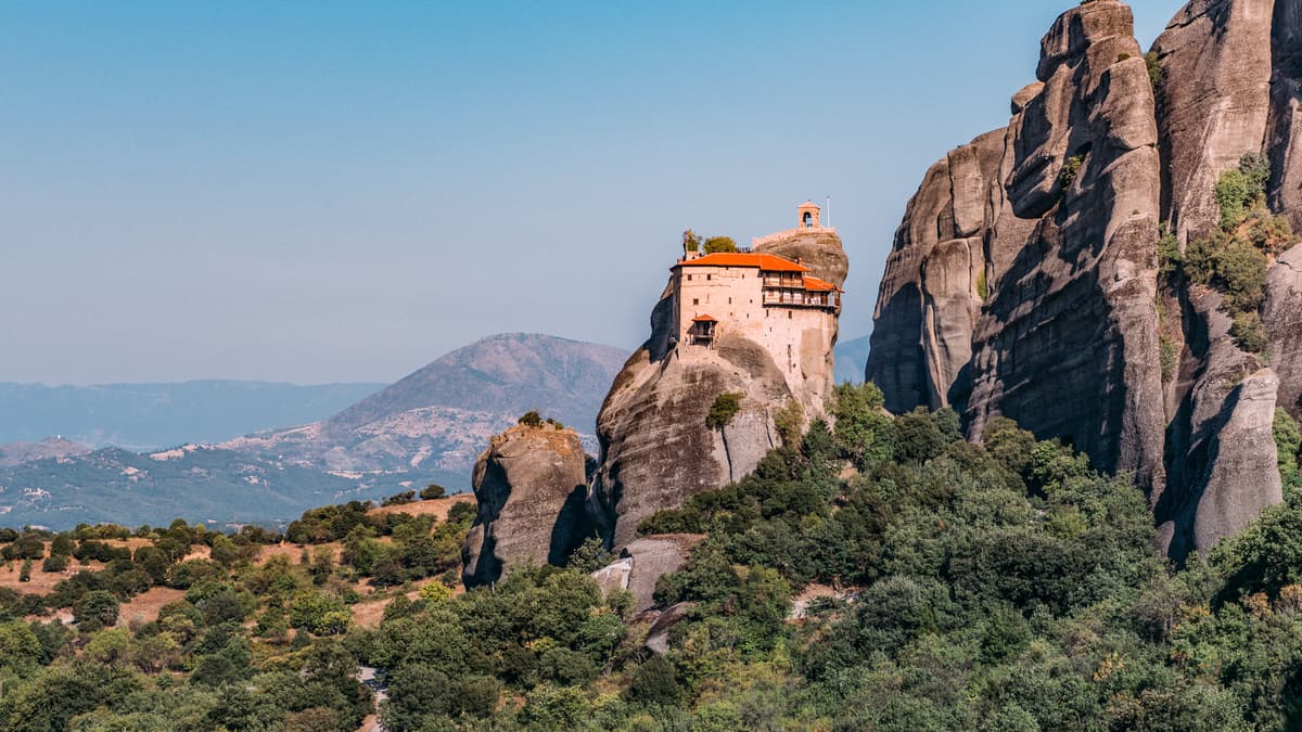 Météores depuis Athènes : les monastères et les grottes cachées des ermites en une journée 4 Le monastère d'Agios Nikolaos Anapafsas dressé sur une étroite aiguille de grès