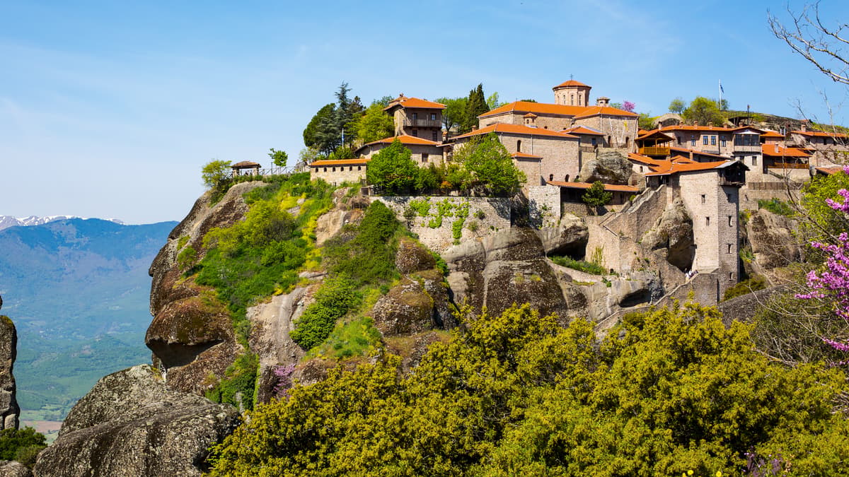 Météores depuis Athènes : les monastères et les grottes cachées des ermites en une journée 3 Le monastère du Grand Météore, plus vaste ensemble monastique des Météores, posé au sommet de son piton rocheux
