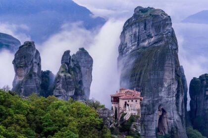 Le monastère de Roussanou émergeant de la brume entre les piliers de grès des Météores