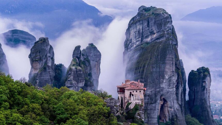 Le monastère de Roussanou émergeant de la brume entre les piliers de grès des Météores