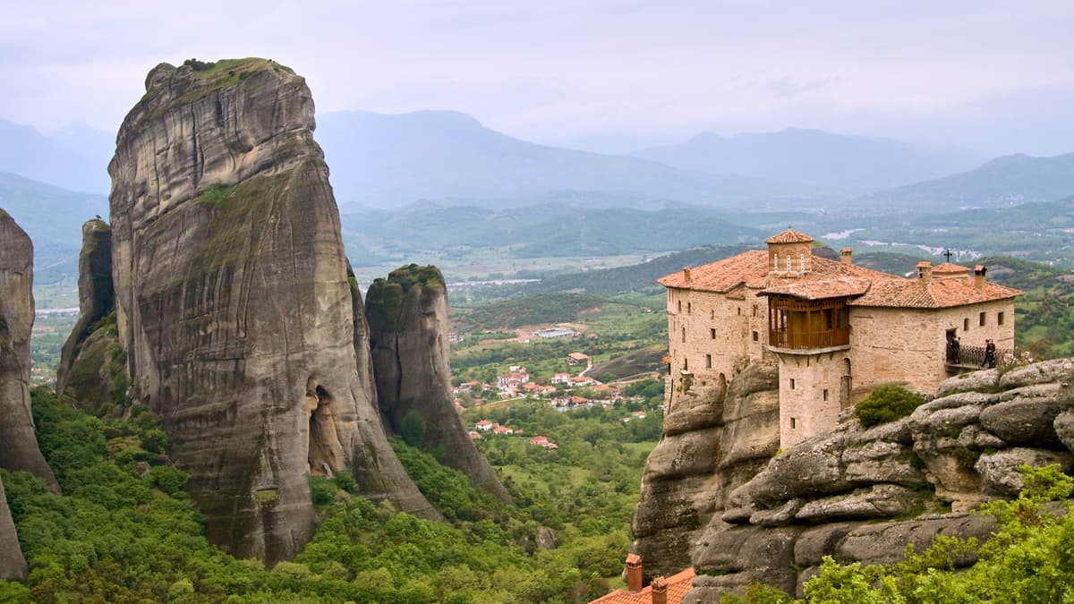 Météores depuis Athènes : les monastères et les grottes cachées des ermites en une journée 6 Piliers de grès des Météores criblés de cavités naturelles, au-dessus du village de Kastraki