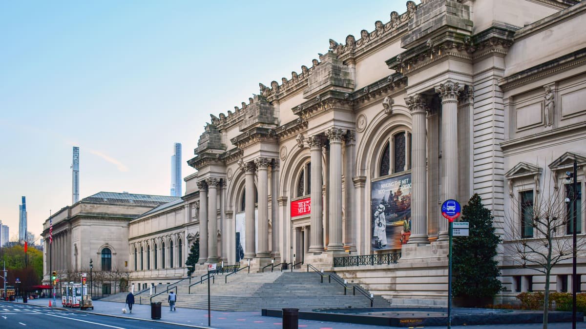 Metropolitan Museum : billets, prix conseillé et coupe-file 4 La façade du Metropolitan Museum sur la Cinquième Avenue, avec ses colonnes