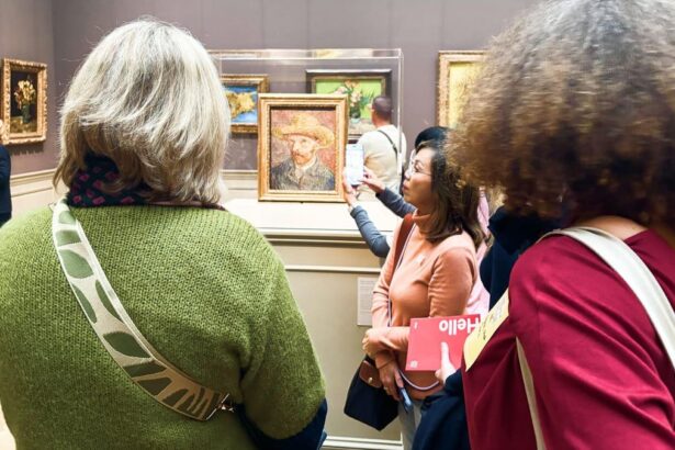 Visiteurs devant l'autoportrait au chapeau de paille de Van Gogh dans une galerie du Metropolitan Museum de New York