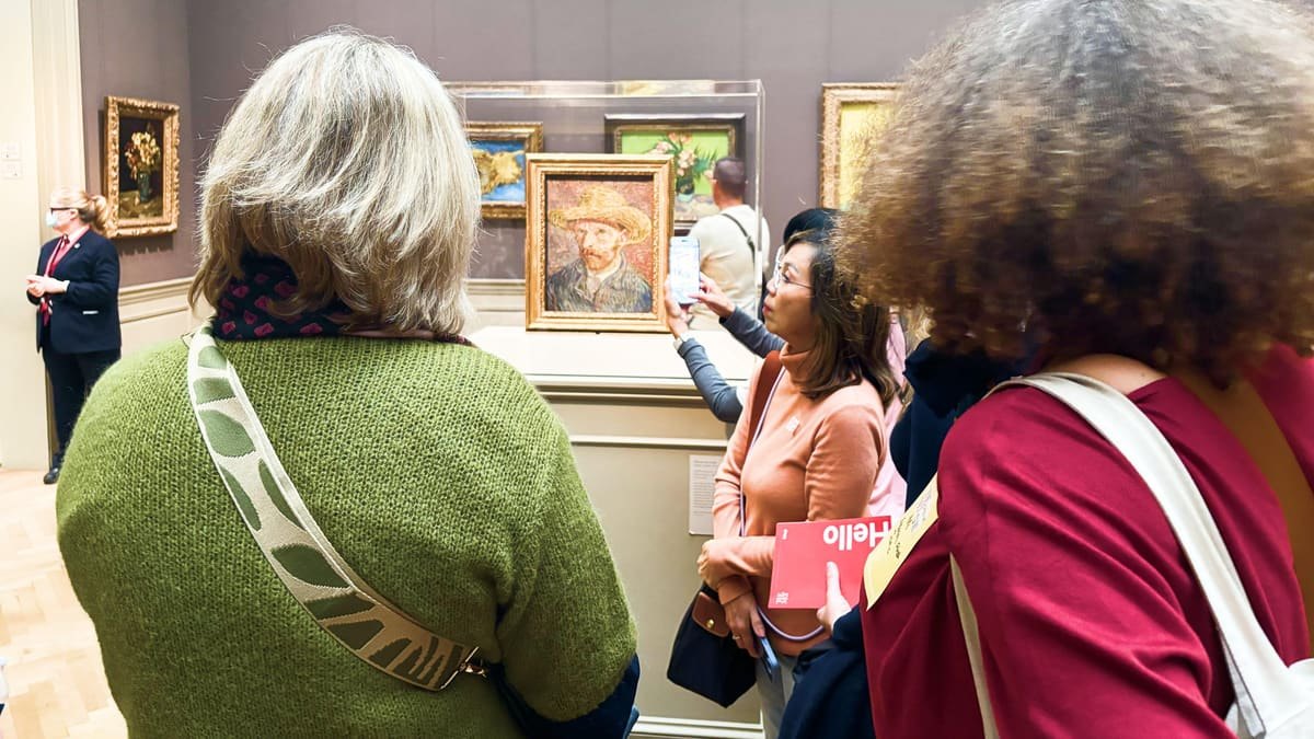 Visiteurs devant l'autoportrait au chapeau de paille de Van Gogh au Met