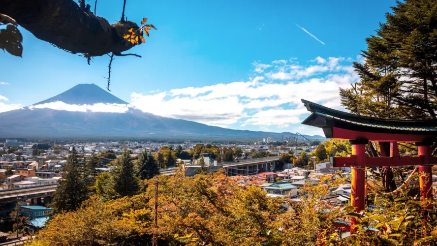 Le mont Fuji enneigé vu au-dessus d'une pagode japonaise et des érables roux, depuis les hauteurs de Fujiyoshida