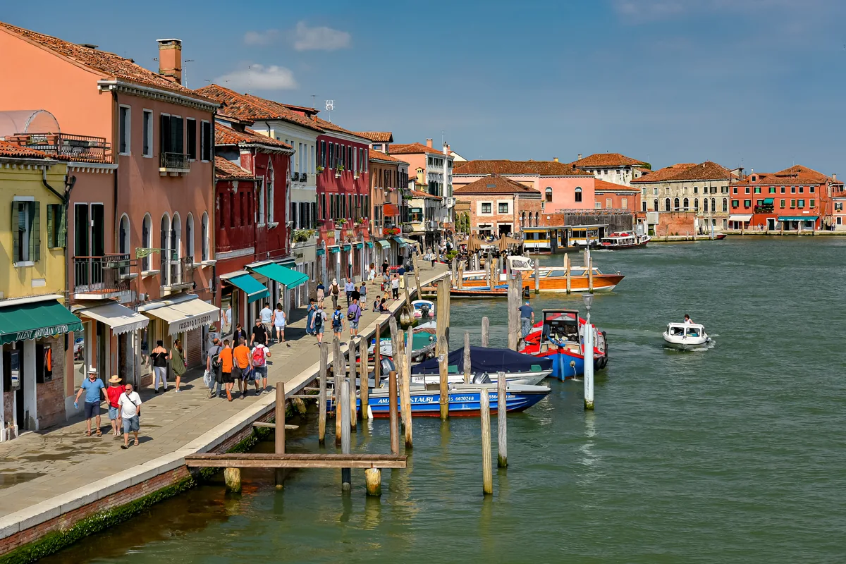Burano et les îles de la lagune de Venise : le guide complet 2 Un canal de Murano dans la lagune de Venise, bordé de bâtiments et de bateaux