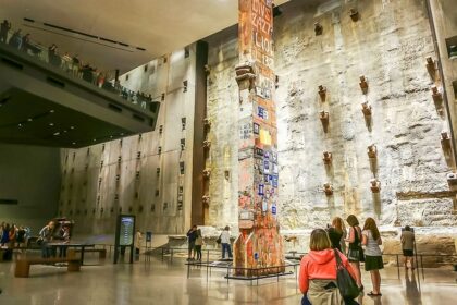 La dernière colonne couverte d'hommages dans le Foundation Hall du musée du 11 septembre, devant le mur de soutènement des fondations du World Trade Center