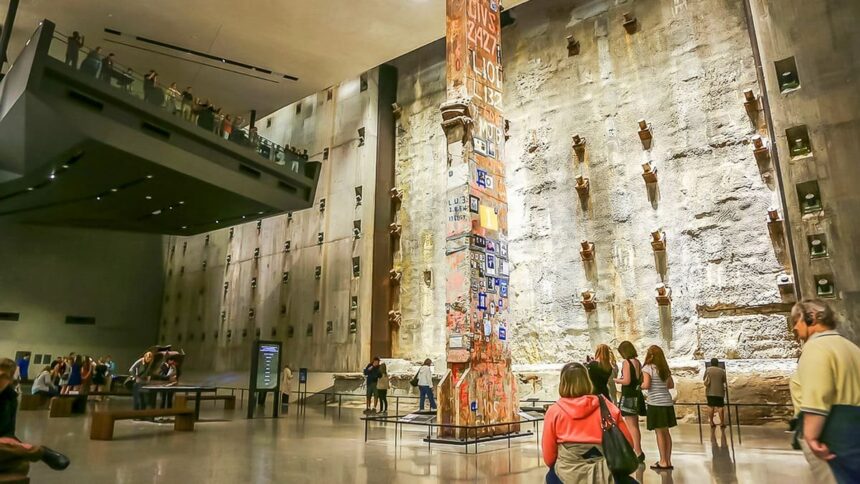 La dernière colonne couverte d'hommages dans le Foundation Hall du musée du 11 septembre, devant le mur de soutènement des fondations du World Trade Center
