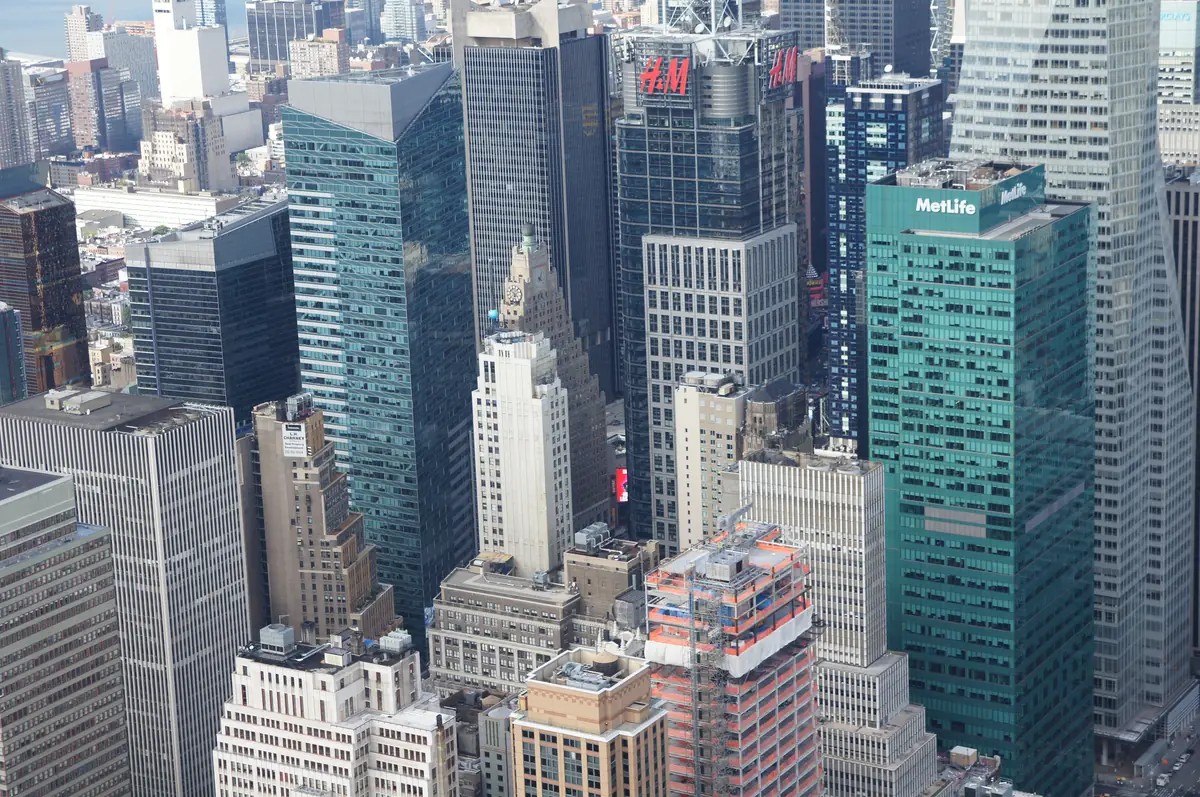 Les gratte-ciel de Manhattan vus d'en haut, leurs façades de verre serrées