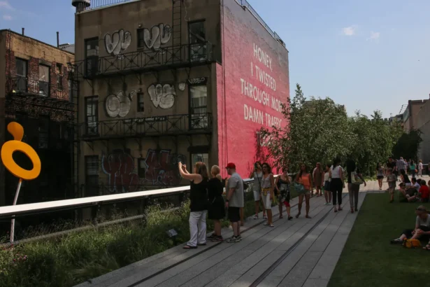 La promenade plantée de la High Line à New York, ses bancs de bois et ses massifs entre les anciens entrepôts