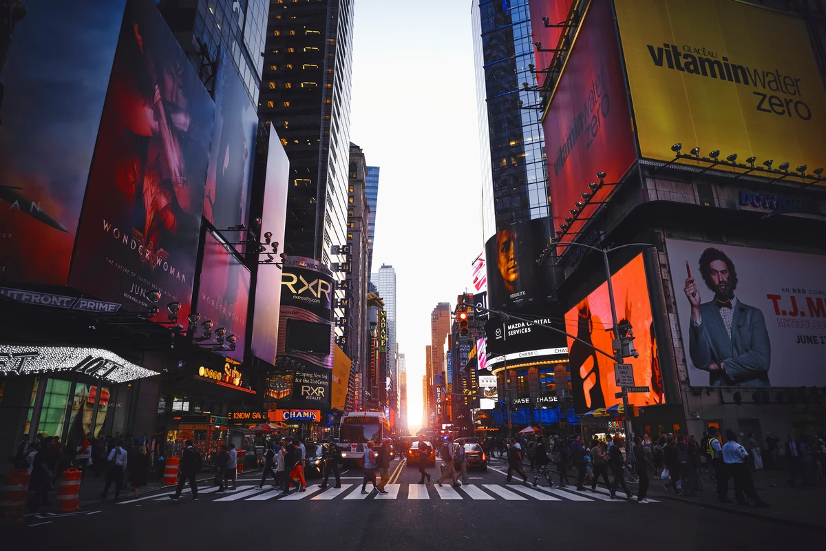 Times Square à la tombée de la nuit, ses écrans lumineux et ses enseignes