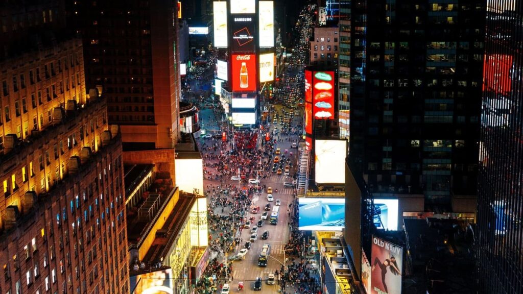 Billets pour le Skywalk One Times Square : prix, horaires et avis du nouvel observatoire 5 Times Square illuminé vu à la verticale depuis la terrasse du Skywalk de One Times Square, au 19e étage